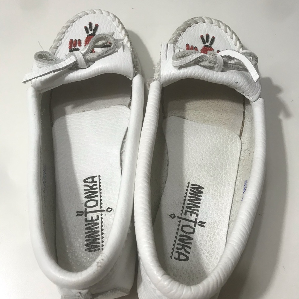 Minnetonka White Moccasins EUC Size 5 - Picture 4 of 6